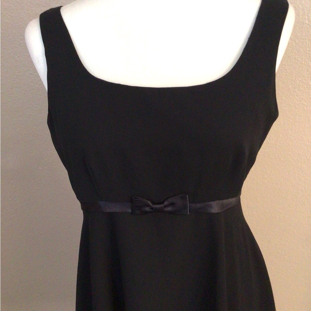 Chic Black Sleeveless Dress with Bow Detail - Picture 2 of 5